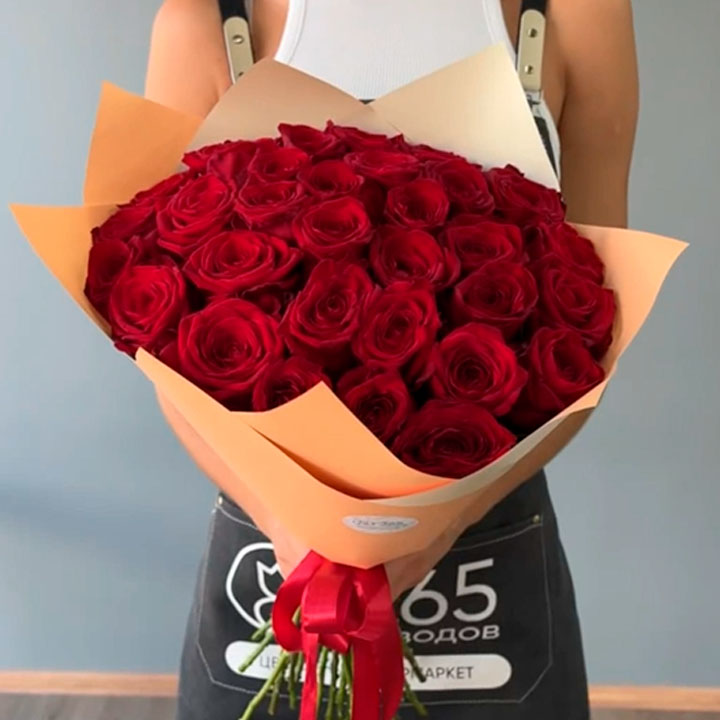 Букет из 31 красной розы 70 см